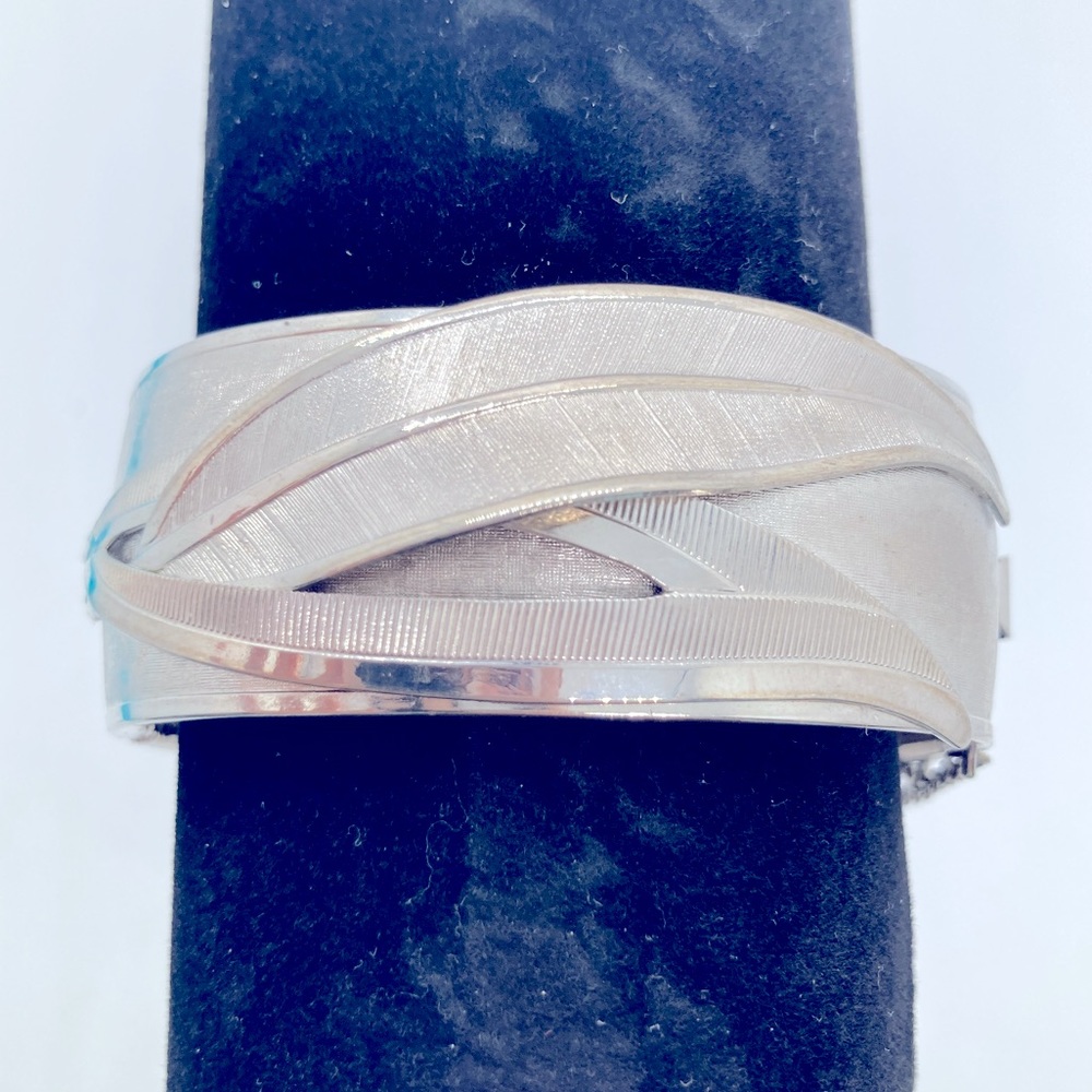 Silver Tone Hinge Bracelet With Security Chain Leaf Design